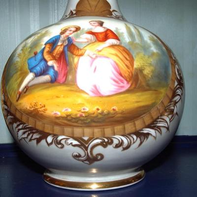 LARGE VINTAGE IN THE STYLE OF LIMOGES LOVERS PAINTED PORCELAIN VASE