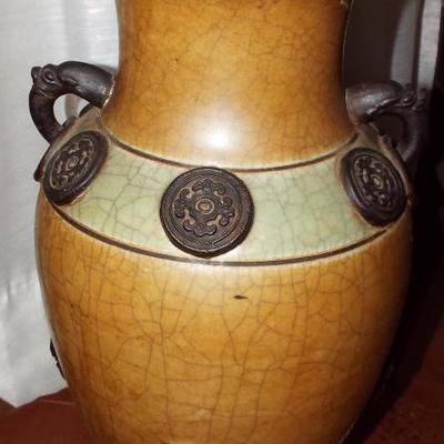 VINTAGE CHINESE LARGE URN VASE (DAMAGED)