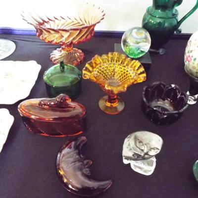 ASSORTED MID CENTURY COLORED VINTAGE GLASSWARE