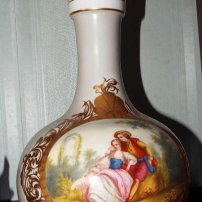 LARGE VINTAGE IN THE STYLE OF LIMOGES LOVERS PAINTED PORCELAIN VASE