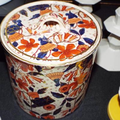 Sale Photo Thumbnail #119: ANTIQUE JAPANESE MEIJI PERIOD IMARI TEA CADDY WITH LID