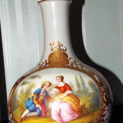 LARGE VINTAGE IN THE STYLE OF LIMOGES LOVERS PAINTED PORCELAIN VASE