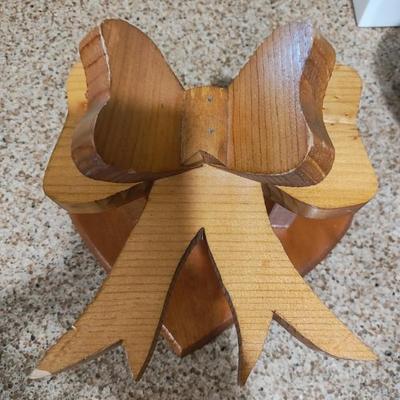 Decorative wooden bow quilt holder