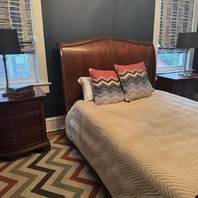 Solid wood queen sleigh bed w two nightstands w plugs 