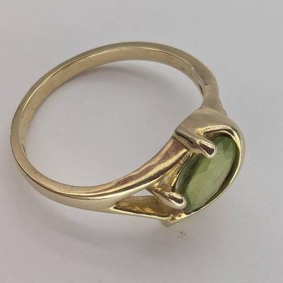 10K Gold & Peridot Ring....Sz 7