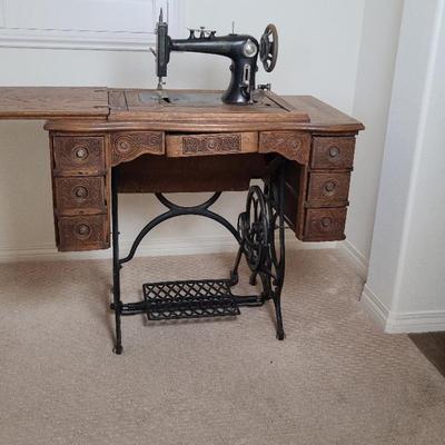 Peerless Vintage Foot-powered Sewing Machine
