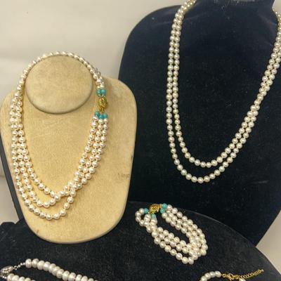 Genuine Pearl Neclaces And Bracelets 