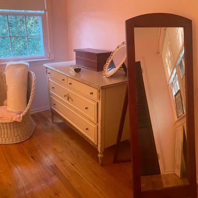Sale Photo Thumbnail #86: Estate Sales By Olga in Mountainside, NJ