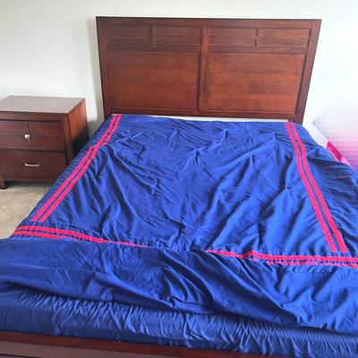 New Classic Queen Size Bed And Nightstand 