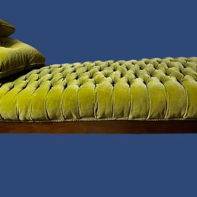 Victorian Style Velvet Chaise Lounge – Tufted Upholstery, 65x22x24"