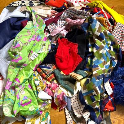 Scarves & More (lot2)