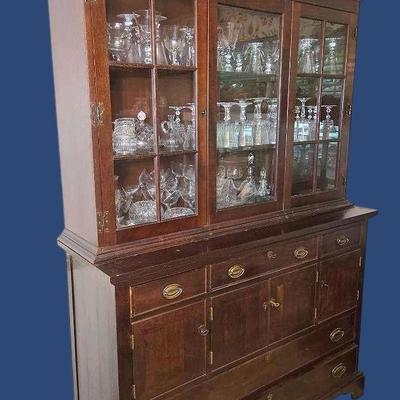 Craftique Mahogany Federal Style Sideboard With Glass Door Hutch-