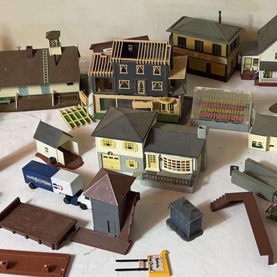 Model Railroad HO Trackside Village Items