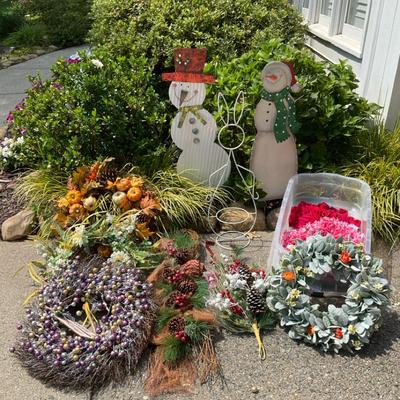 Outdoor Decor And Wreaths For Holidays 