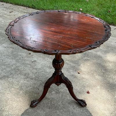Claw & Ball Pie Crust Table 