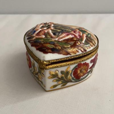 Capoclomonte Porcelain Trinket Box