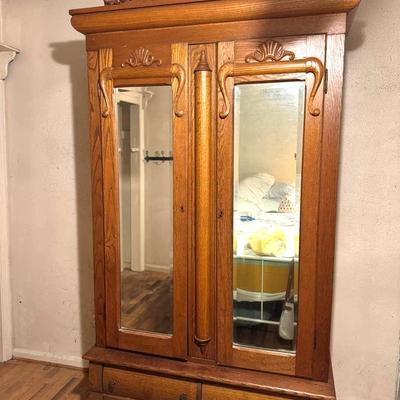 Lot 160:  Stunning Oak Wardrobe 