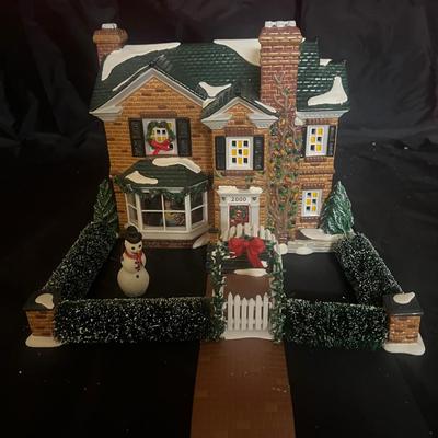 Lot 335: Department 56 Snow Village Gift Set – 2000 Holly Lane (Complete, No Cord)
