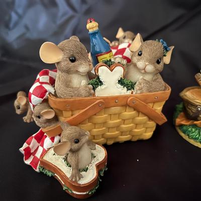 Lot 308: Charming Tails Fall Figurine Lot – Fitz and Floyd / Silvestri – Limited Editions & Harvest 
