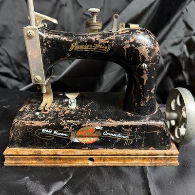Lot 520: Vintage Junior Miss Toy Sewing Machine by Artcraft