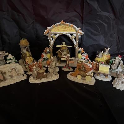 Lot 307: Silvestri “Squashville” Christmas Mouse Village Figurines – 1994    