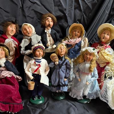 Lot 413: Lot of 11 Byers’ Choice Carolers – Vintage Figurines with Accessories – Christmas Decor