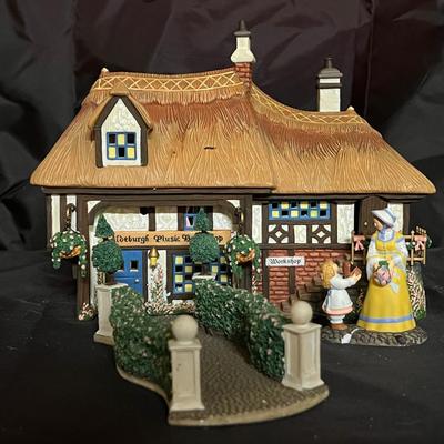 Lot 328: Department 56 Dickens’ Village – Aldeburgh Music Box Shop Gift Set (56.58442) – Limited Edi