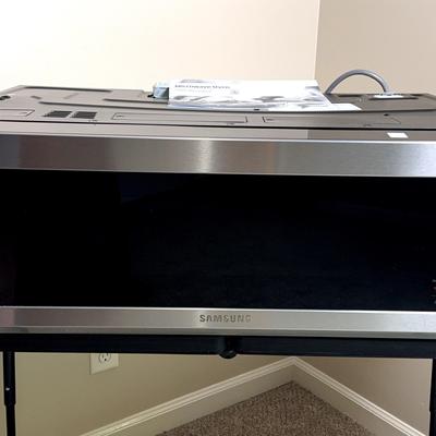 Samsung Microwave - like new!