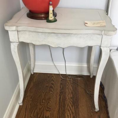 nightstand $225
26 X 18 X 27"
2 available