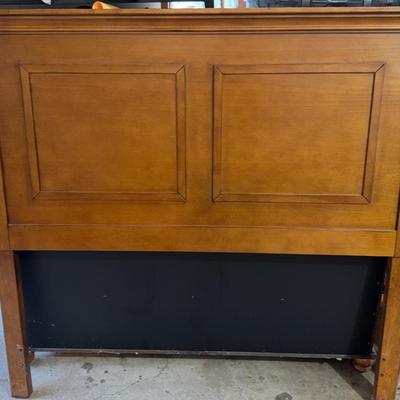Simmons Furniture “Newbury” Aged Maple Full Sized Headboard 