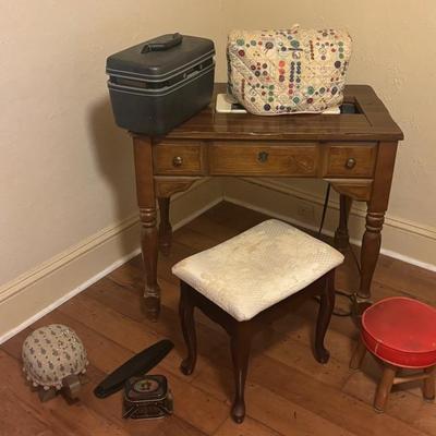 Singer Sewing Machine With Cabinet And Accessories 