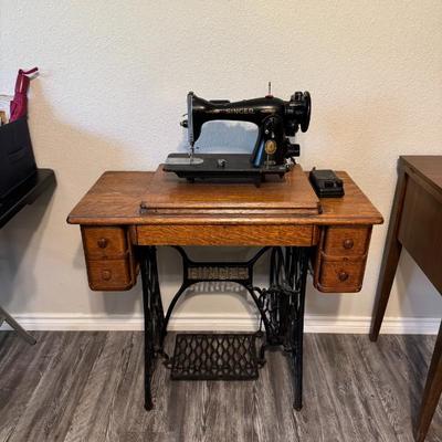 Antique Singer sewing machine and vintage Singer sewing table #1