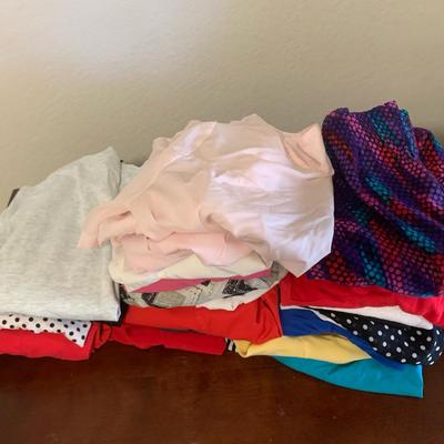 Assorted Woman’s Shirts And Button Ups( Medium-large-X Large)