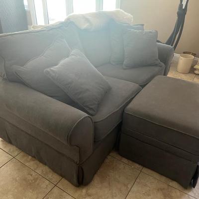 NICE SECTIONAL COUCH IN GRAY COLORED FABRIC.
