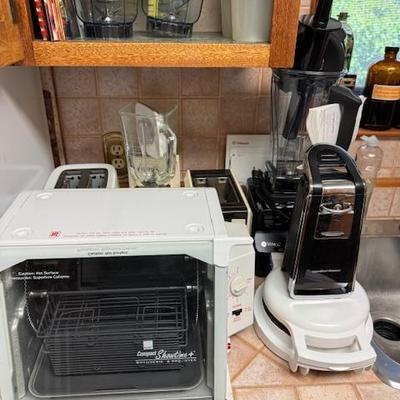 Small kitchen appliances, including Vitamix
