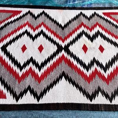 Saw tooth pattern navajo rug