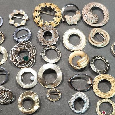 Mystery Lot of 21 Vintage Circular Broaches 