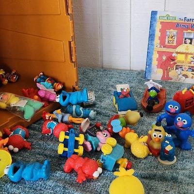 Mystery Lot of Vintage Sesame Street Collectibles 