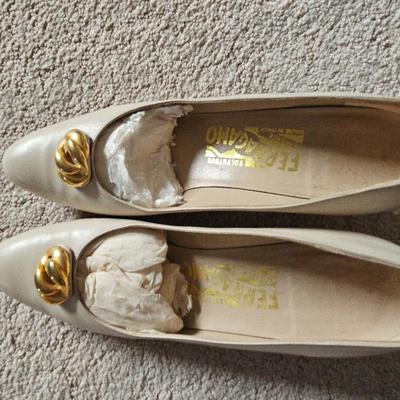 Salvatore Ferragamo Women’s Heels – Size 7AA – Bone with Gold Accentl