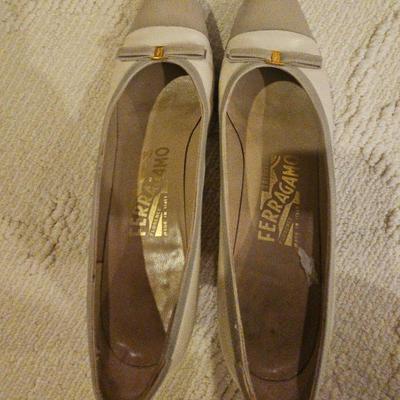 Salvatore Ferragamo Vintage Creme & Grey Vara Bow Flats - Size 7 AA (Narrow)