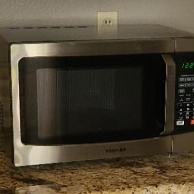 Toshiba Tastemaker Microwave With Sleek Stainless Steel Surround