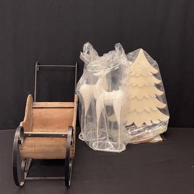 Christmas Sleigh & White Decor