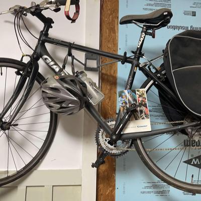 Men’s Giant FCR Bicycle With Helmet And Saddlebags