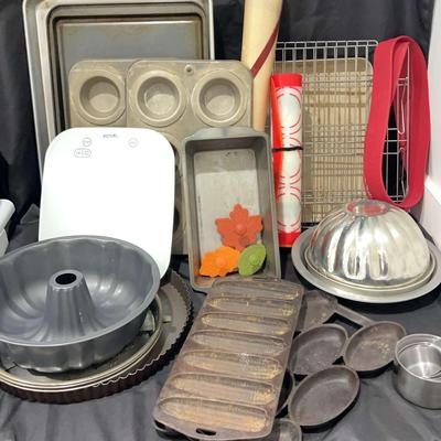 Cast Iron Cornbread Pan, Taylor Kitchen Scale, & Other Bakeware