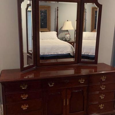 Elegant Thomasville Dresser With Triple Mirror