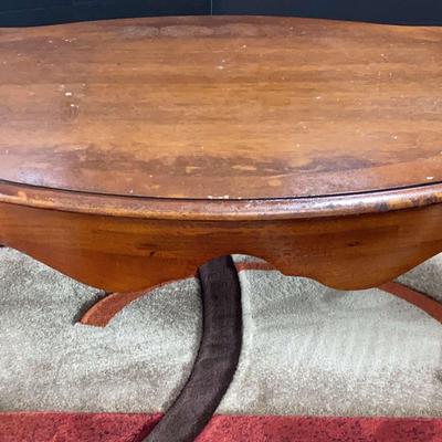 Thomasville Wooden Cocktail Table – Timeless Elegance