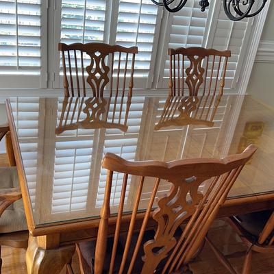 Thomasville Dinner Table with Six Chairs, Leaves, and Pad
