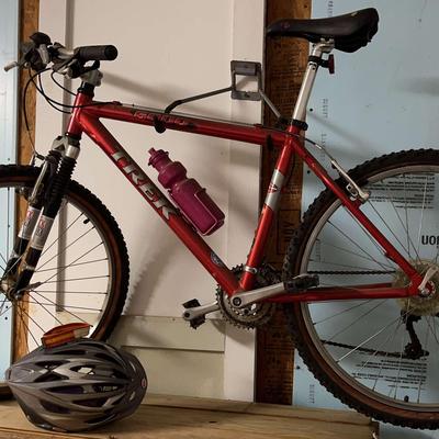 Men’s Trek 820 Mountain Bike With Bell Helmet – 18" Frame