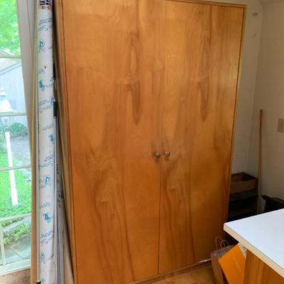 Sale Photo Thumbnail #134: Storage cabinet w: shelves