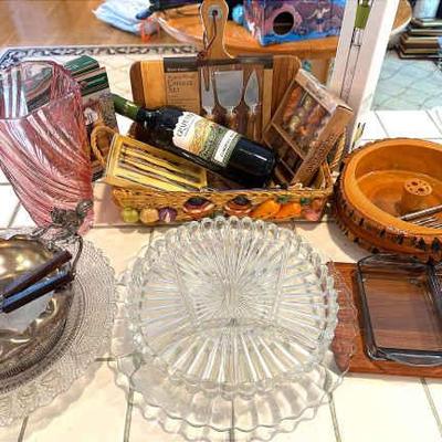 Wine appetizer servers, nut crackers w complimentary bowls & more